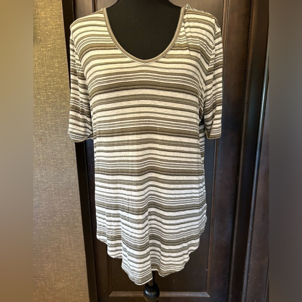 New directions tunic shirt sleeves with button. Size large